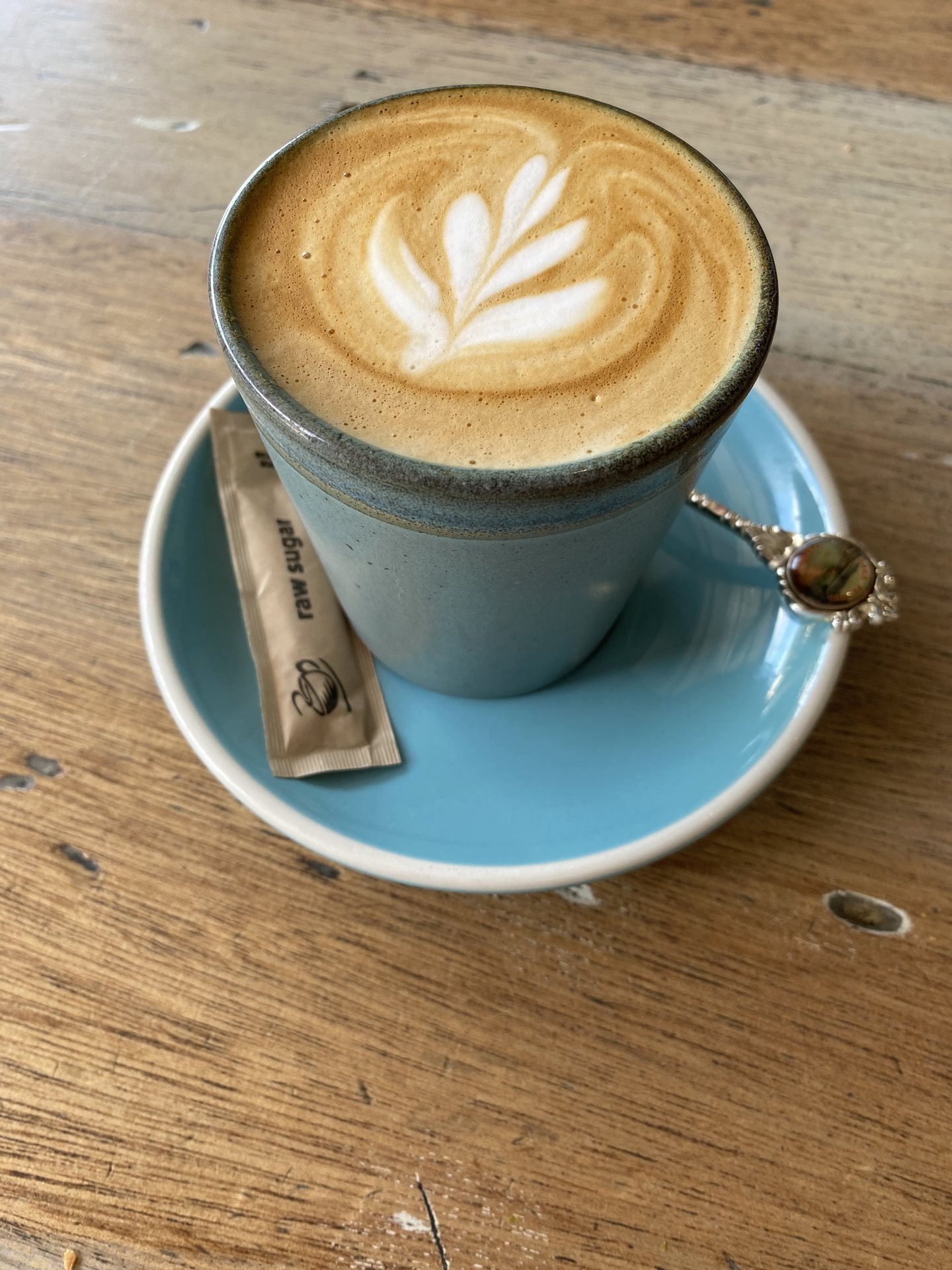 Một tách flat white màu xanh tại quán cà phê ở Adelaide