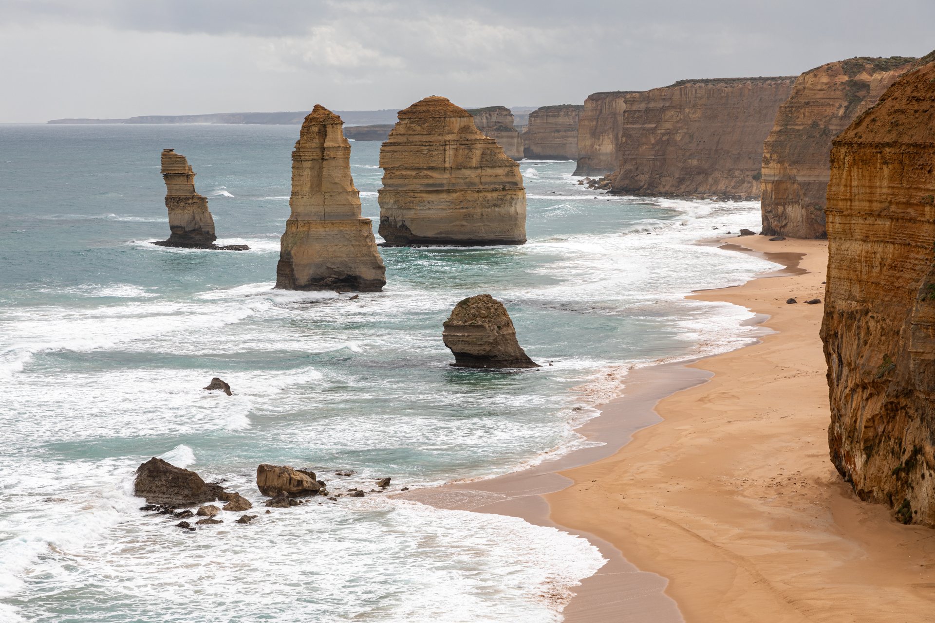 Các khối đá Twelve Apostles dọc bờ biển Victoria nhìn từ vách đá