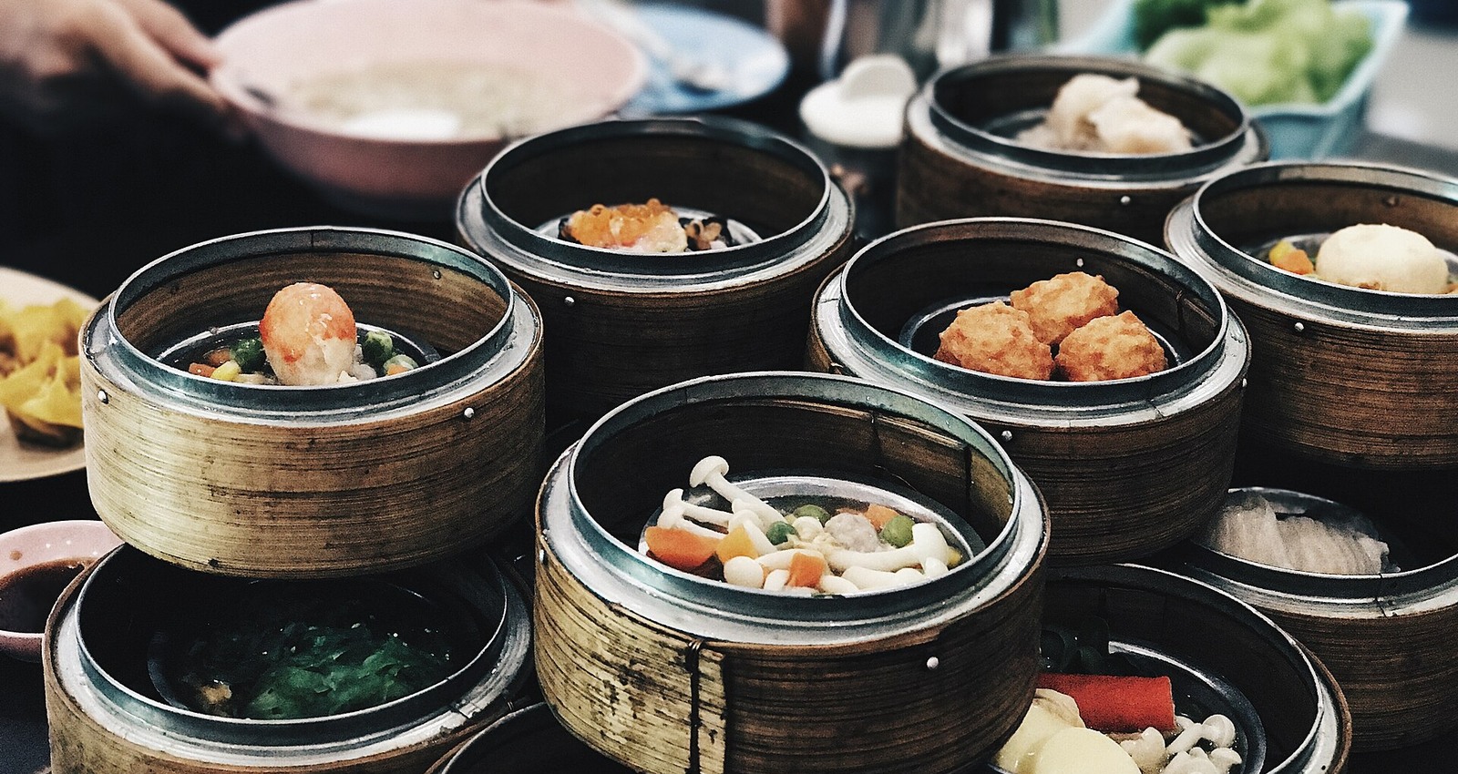 Các xửng dim sum trên bàn ăn tại Hồng Kông