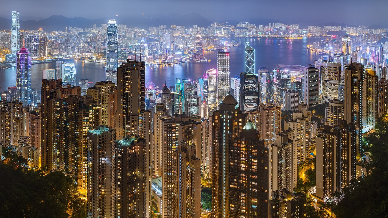 Toàn cảnh Victoria Harbour và đường chân trời Hồng Kông về đêm