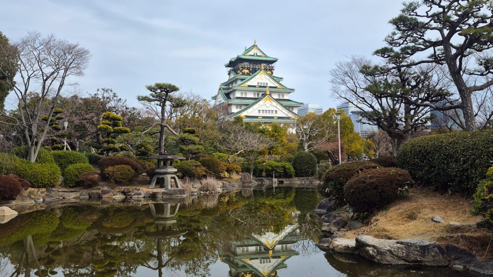 Lâu đài Osaka và hình phản chiếu trong hồ vườn