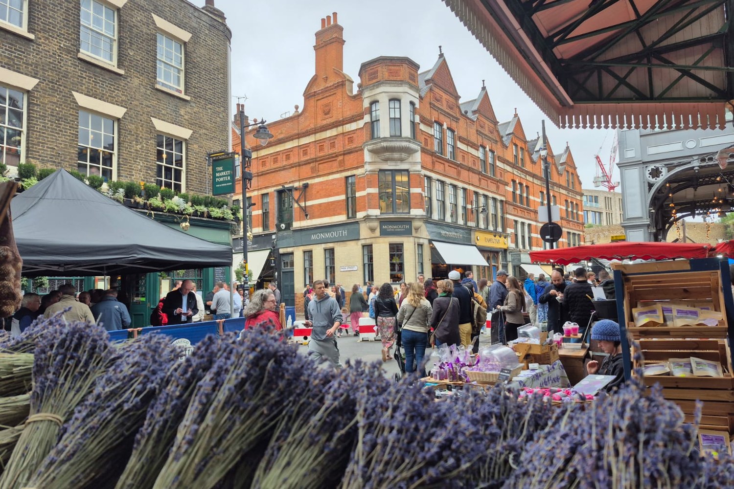 Khu chợ nhộn nhịp với hoa oải hương và kiến trúc gạch tại London